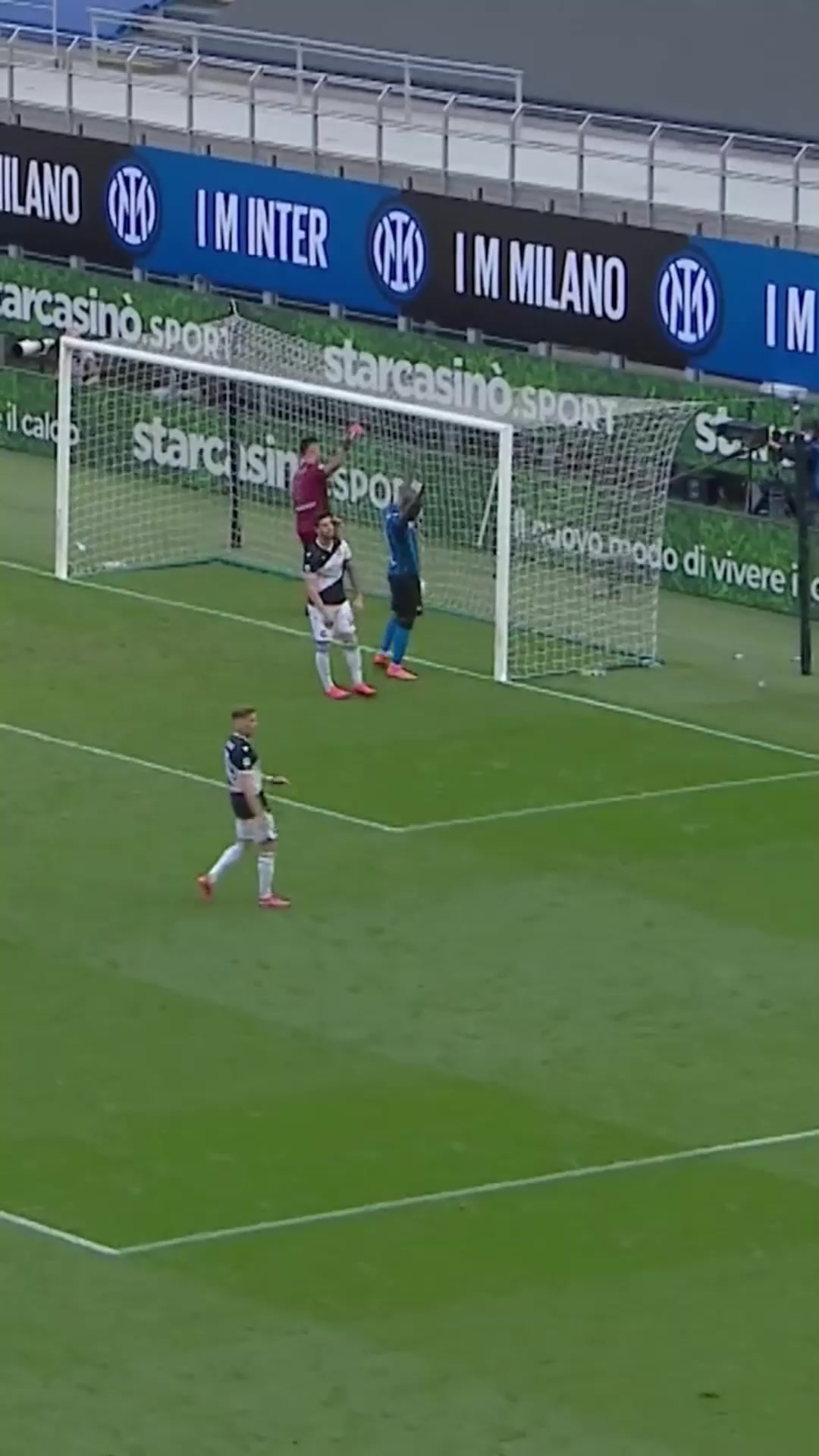 名场面卢卡库人在门前